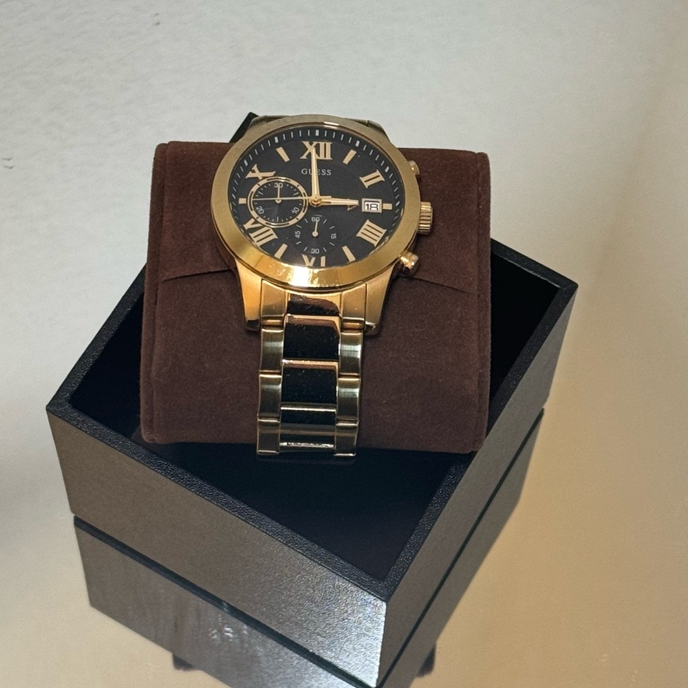 GUESS • LARGE GOLD WATCH